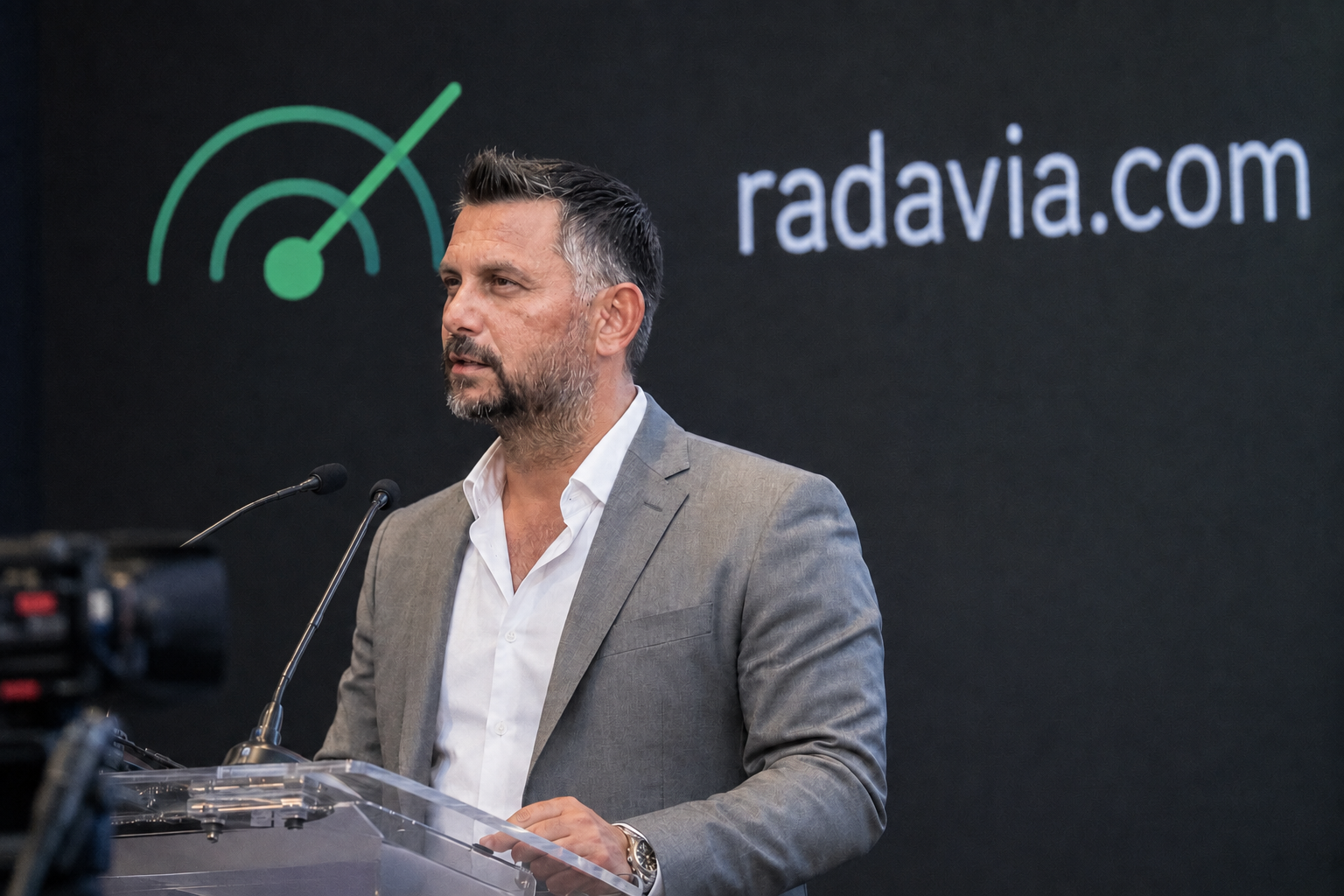 Enez at a Radavia event